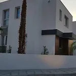 Mobina * Lárnaka