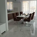 Mobina * Lárnaka