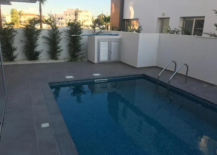 Mobina * Ларнака